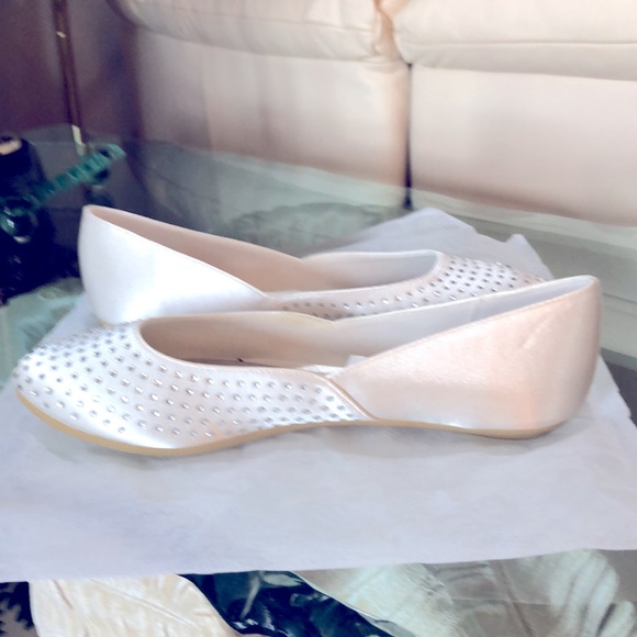 SZ 8 WHITE SATIN FLATS WITH RHINESTONES NWT - Picture 3 of 8